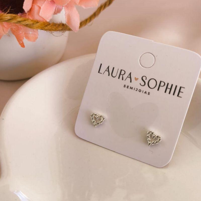 BRINCO CORAÇÃO PEQUENO VAZADO E CRAVEJADO EM MICRO ZIRCONIA AO REDOR