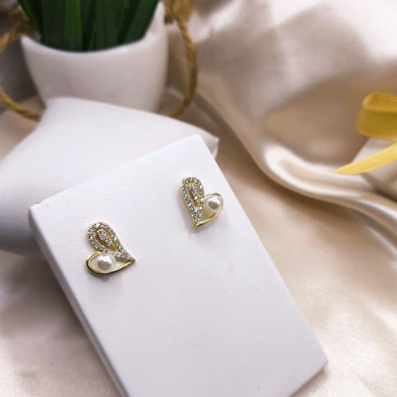 BRINCO CORAÇÃO UM LADO MAIOR CRAVEJADO EM MICRO ZIRCONIA E OUTRO LADO LISO VAZADO COM UMA PEROLA