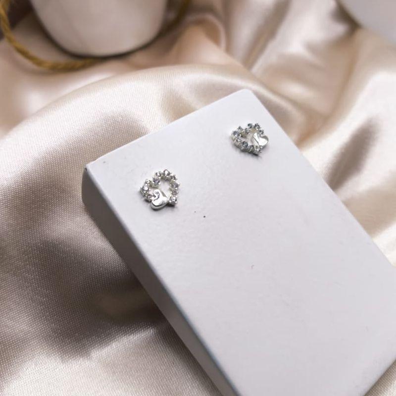 BRINCO CORAÇÃO VAZADO CRAVEJADO EM MICRO ZIRCONIA E CORAÇÃO LISO NA LATERAL