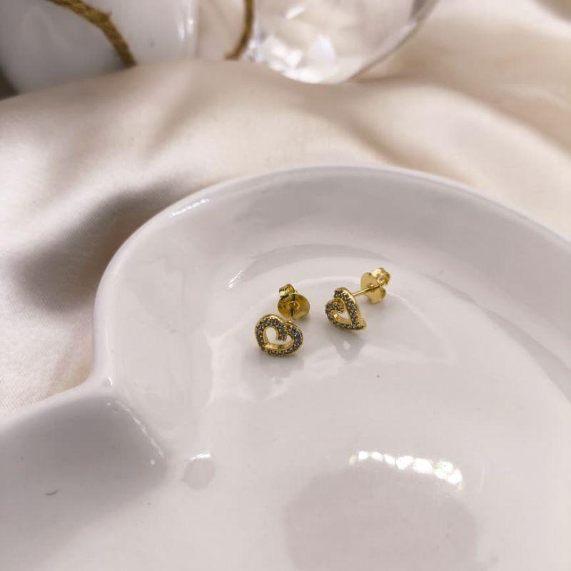 BRINCO CORAÇÃO VAZADO CRAVEJADO EM MICRO ZIRCONIAS NAS LATERAIS