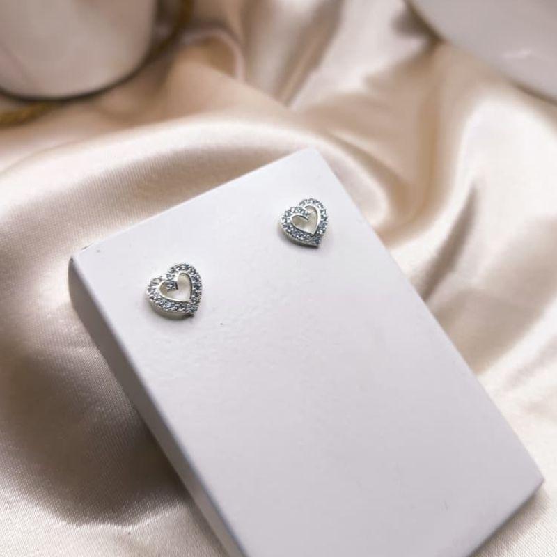 BRINCO CORAÇÃO VAZADO CRAVEJADO EM MICRO ZIRCONIAS NAS LATERAIS