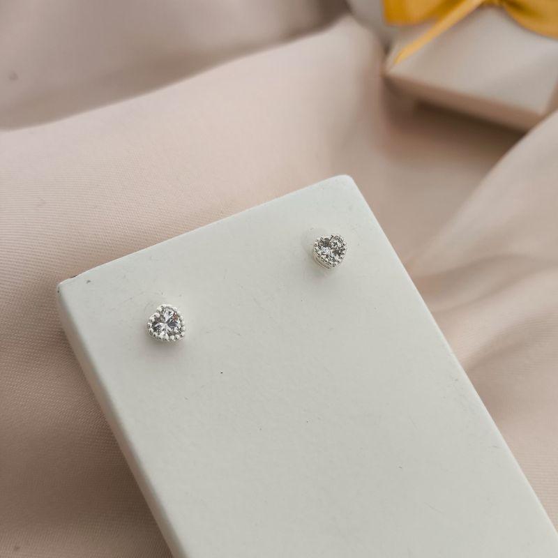 BRINCO DE CORAÇÃO COM PEDRA DE ZIRCONIA NO MEIO E MINI ESFERAS AO REDOR