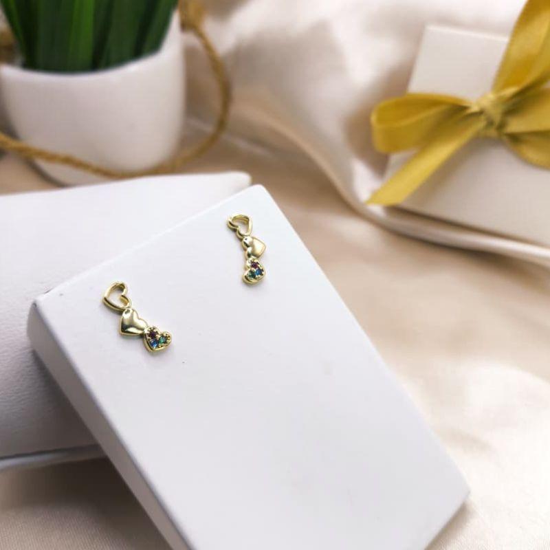 BRINCO EARCUFF COM CORAÇÃO VAZADO LISO E CRAVEJADO EM MICRO ZIRCONIA COLORIDAS