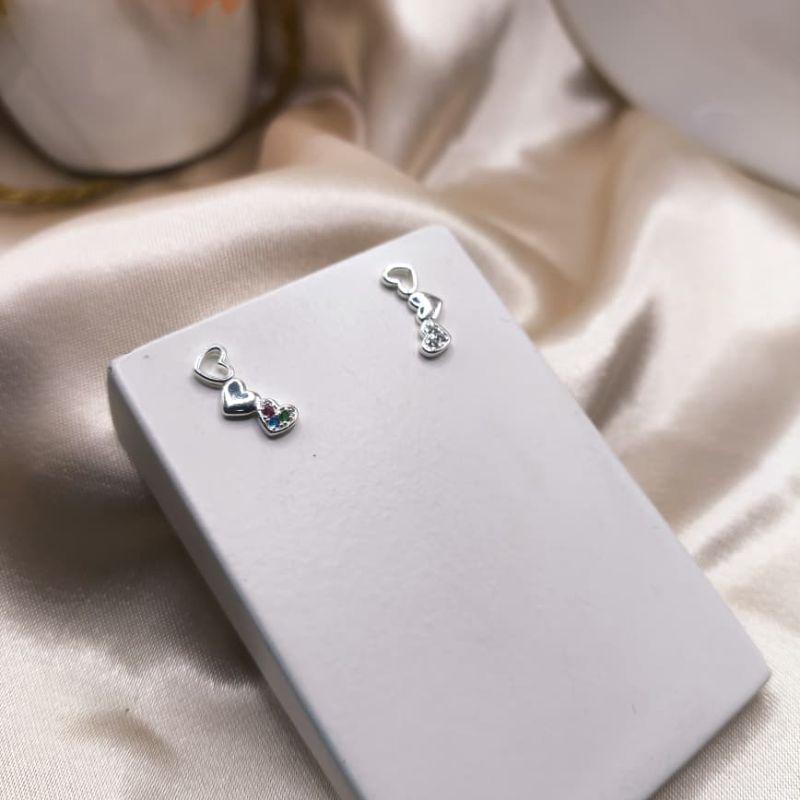 BRINCO EARCUFF COM CORAÇÃO VAZADO LISO E CRAVEJADO EM MICRO ZIRCONIA COLORIDAS