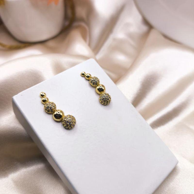 BRINCO EARCUFF COM MEIA ESFERAS LISAS E CRAVEJADAS EM MICRO ZIRCONIA INTERCALANDO