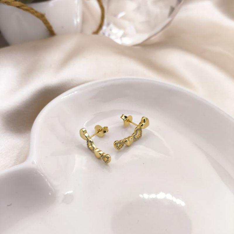 BRINCO EARCUFF DE CORAÇÃO INTERCALANDO LISO E CRAVEJADO EM MICRO ZIRCONIA