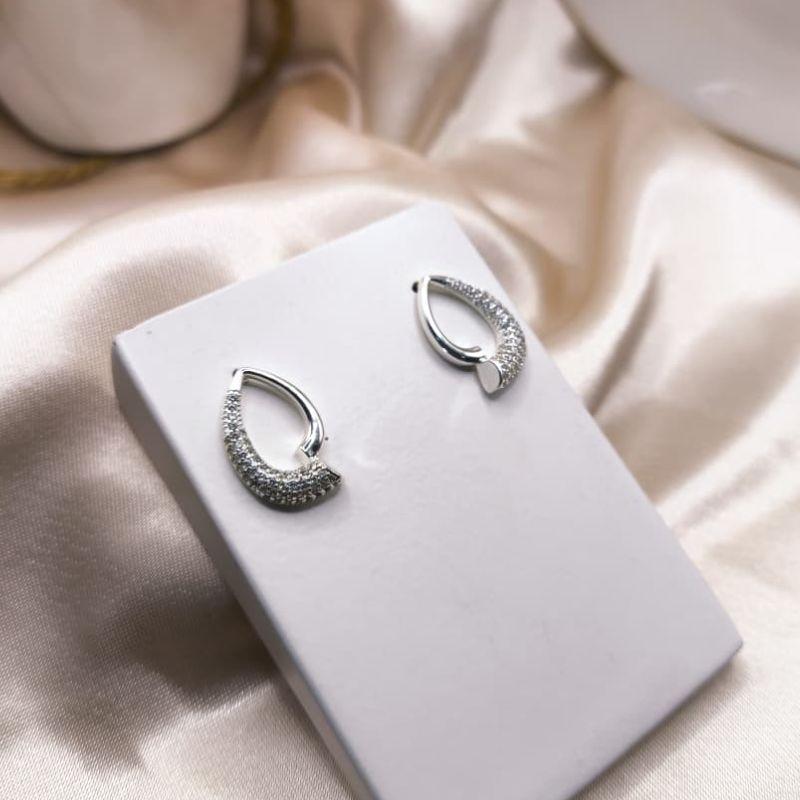 BRINCO EM FORMA DE GOTA COM DESENCONTRO NO FINAL UM LADO LISO E OUTRO CRAVEJADO EM MICRO ZIRCONIA