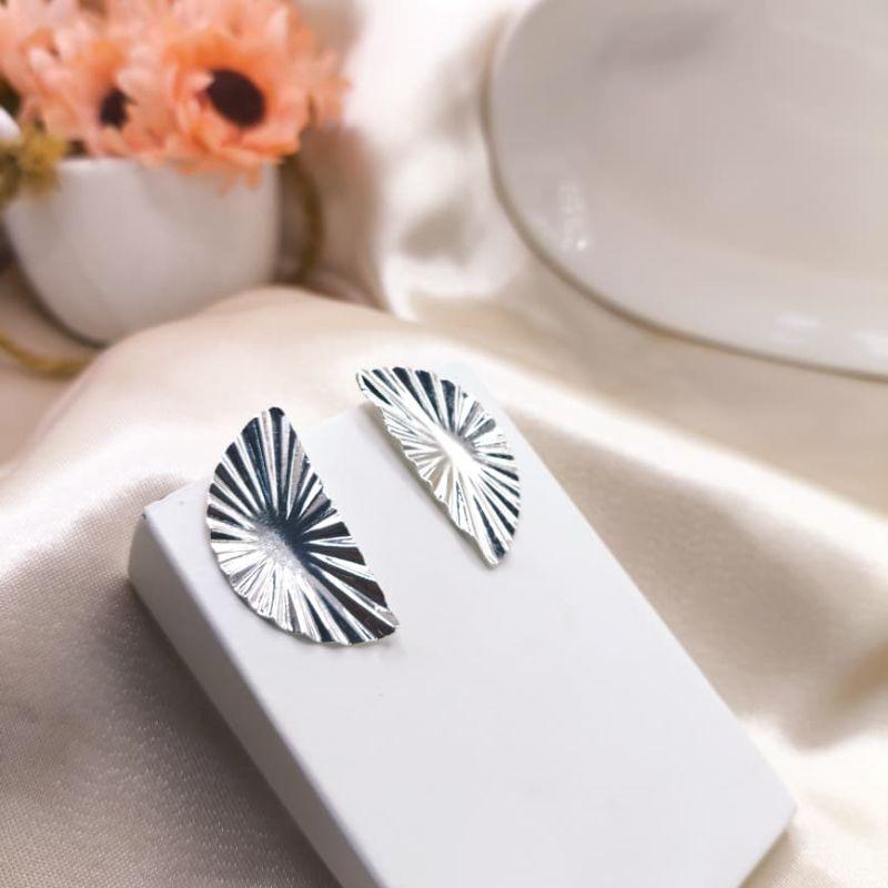 BRINCO EM FORMA DE LEQUE ONDULADO LISO