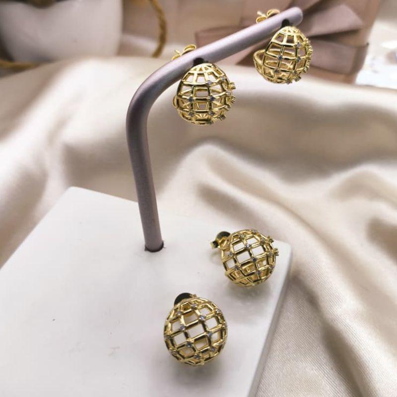 BRINCO ESFERA TODA VAZADA COM PEDRAS DE ZIRCONIA NA FRENTE