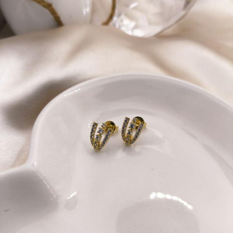 BRINCO ESTILO ARGOLA FORMANDO UM V CRAVEJADO EM MICRO ZIRCONIAS NAS LATERAS E 4 PEDRAS DE ZIRCONIA FORMANDO UMA LINHA NO MEIO