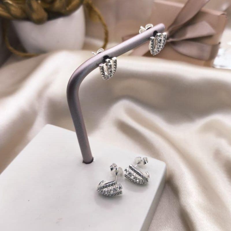 BRINCO ESTILO ARGOLA FORMANDO UM V CRAVEJADO EM MICRO ZIRCONIAS NAS LATERAS E 4 PEDRAS DE ZIRCONIA FORMANDO UMA LINHA NO MEIO