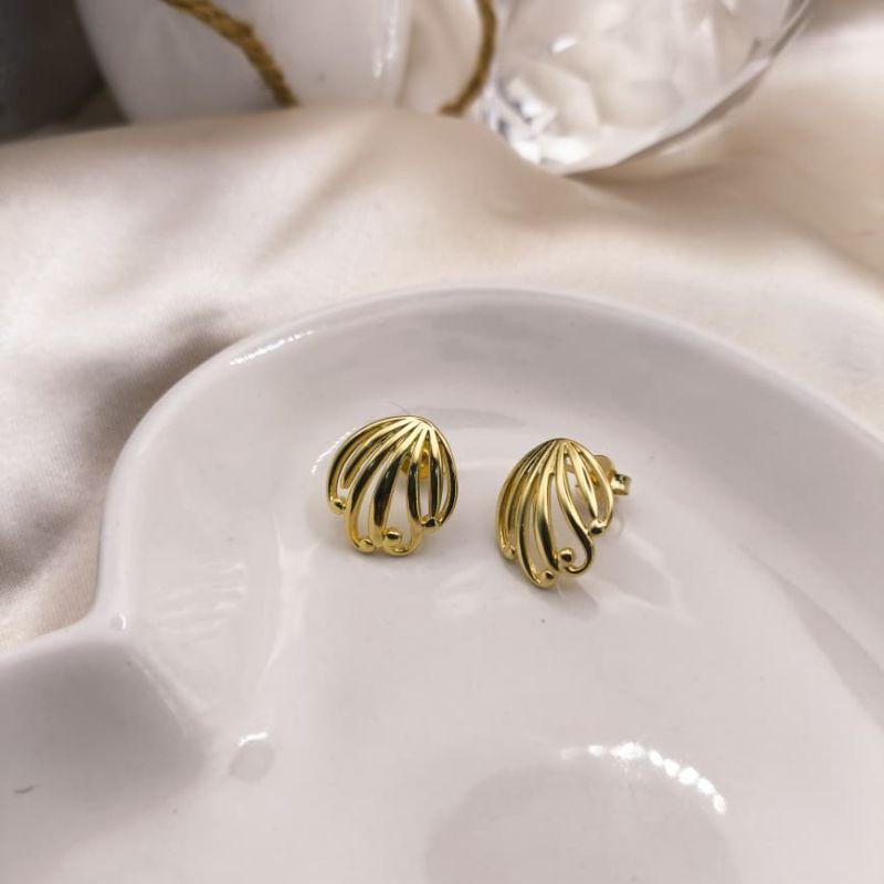 BRINCO ESTILO CONCHA VAZADA LISA