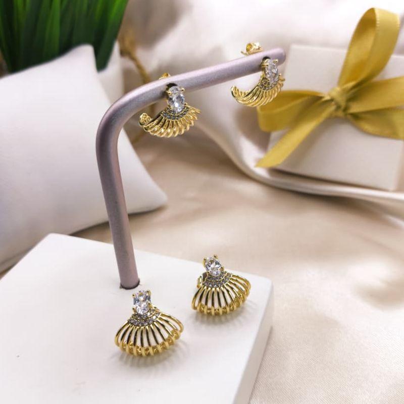 BRINCO ESTILO FRANJA VAZADAS LISO E COMEÇO CRAVEJADO EM MICRO ZIRCONIA E PEDRA REDONDA EMCIMA