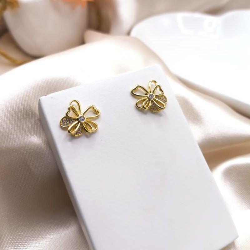 BRINCO FLOR VAZADO LISO E CRAVEJADO EM MICRO ZIRCONIA ATRÁS