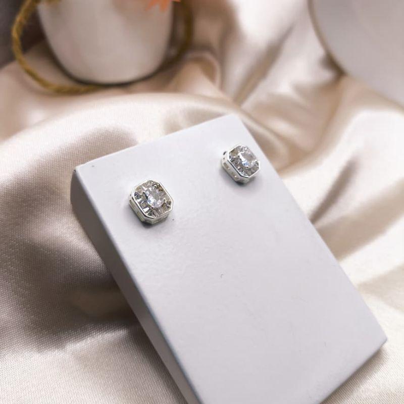 BRINCO QUADRADO CRAVEJADO EM MICRO ZIRCONIA AO REDOR COM PEDRA QUADRADA NO MEIO