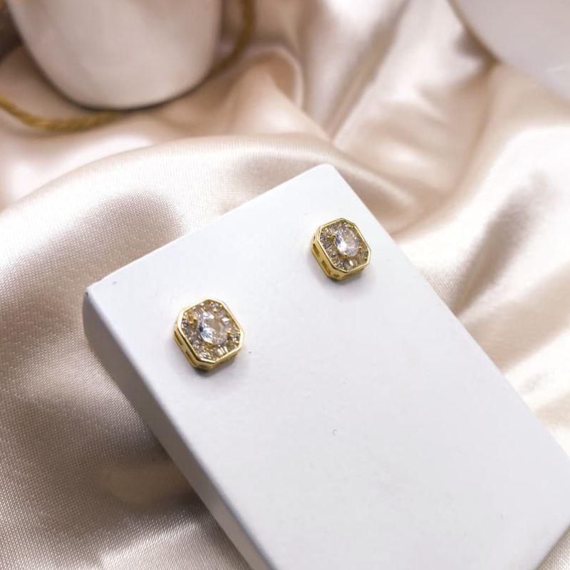 BRINCO QUADRADO CRAVEJADO EM MICRO ZIRCONIA AO REDOR COM PEDRA QUADRADA NO MEIO