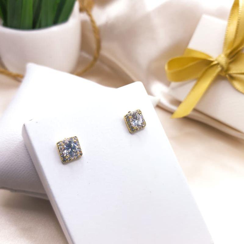 BRINCO QUADRADO CRAVEJADO EM MICRO ZIRCONIA E PEDRA QUADRADA MAIOR NO MEIO