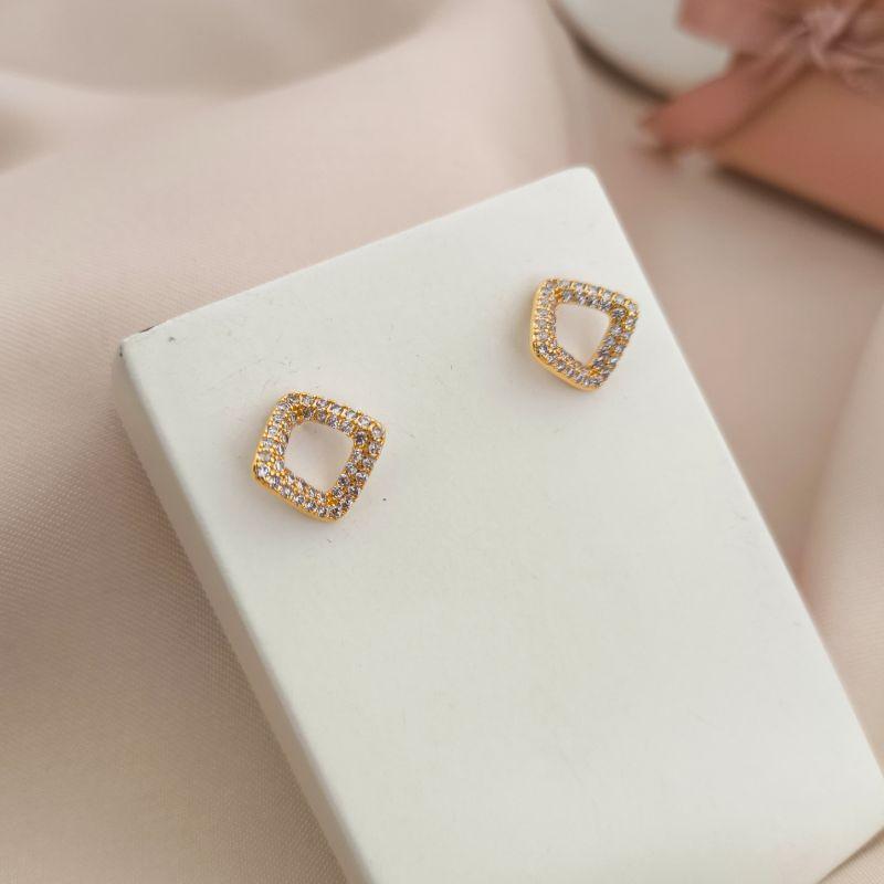 BRINCO QUADRADO CURVADO PARA DENTRO CRAVEJADA EM MICRO ZIRCONIA