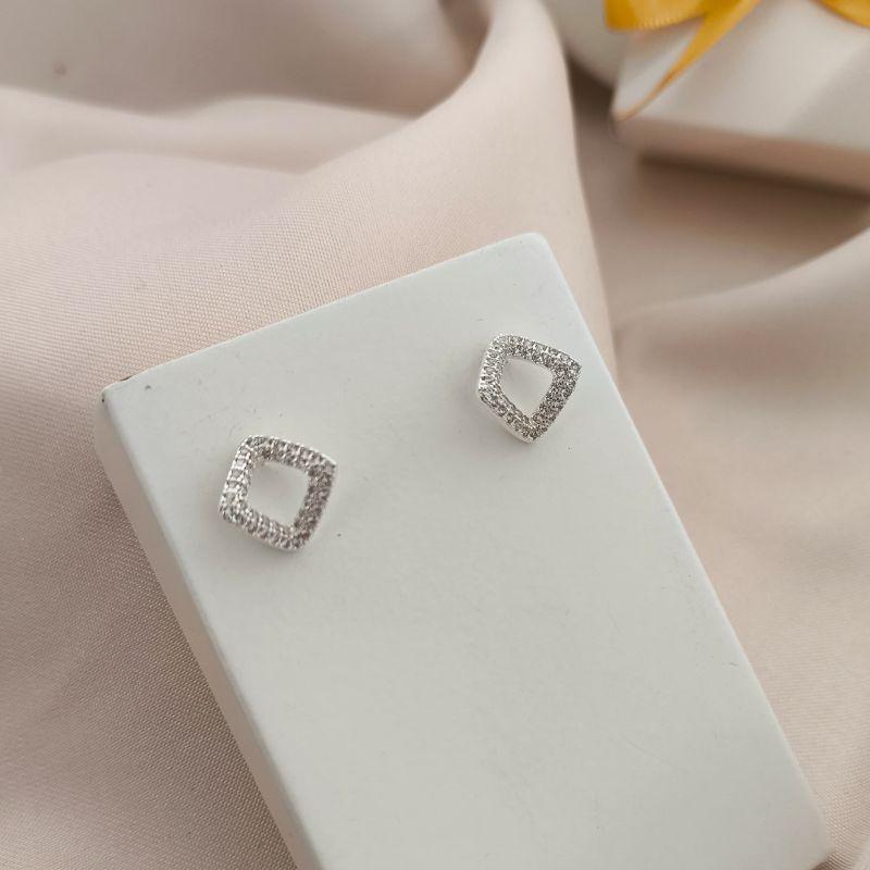 BRINCO QUADRADO CURVADO PARA DENTRO CRAVEJADA EM MICRO ZIRCONIA