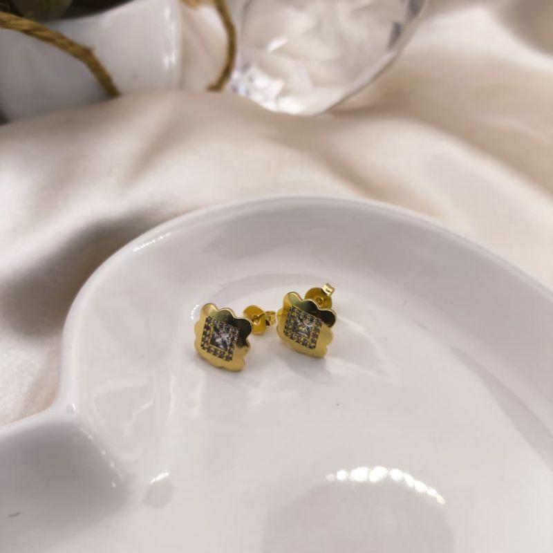 BRINCO QUADRADO ONDULADO LISO NAS BORDAS E CRAVEJADO EM MICRO ZIRCONIA NO MEIO