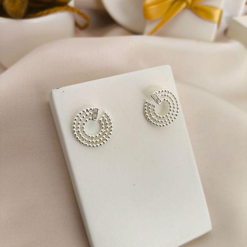 BRINCO REDONDO COM CIRCULOS EM MINI ESFERAS E PEDRA DE ZIRCONIA RETANGULAR NO INICIO