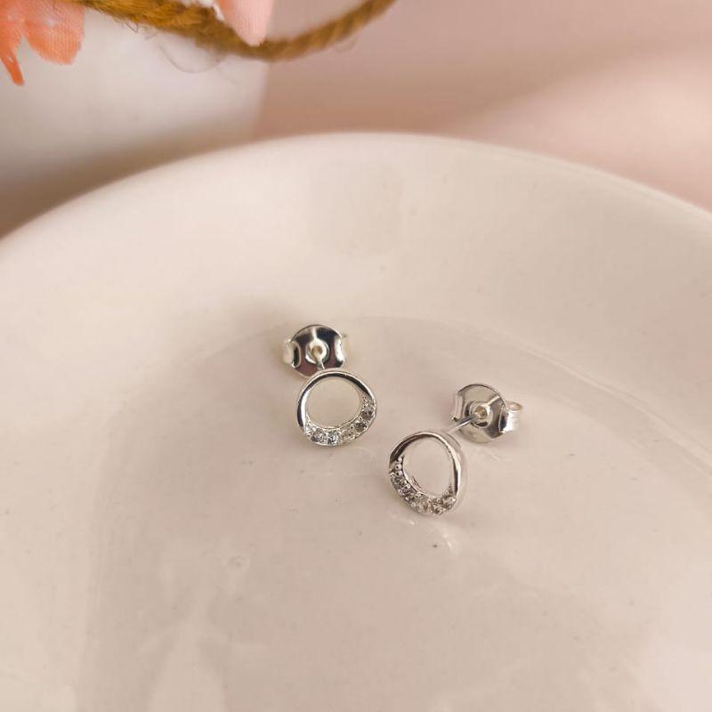 BRINCO REDONDO CRAVEJADO EM MICRO ZIRCONIA EM BAIXO