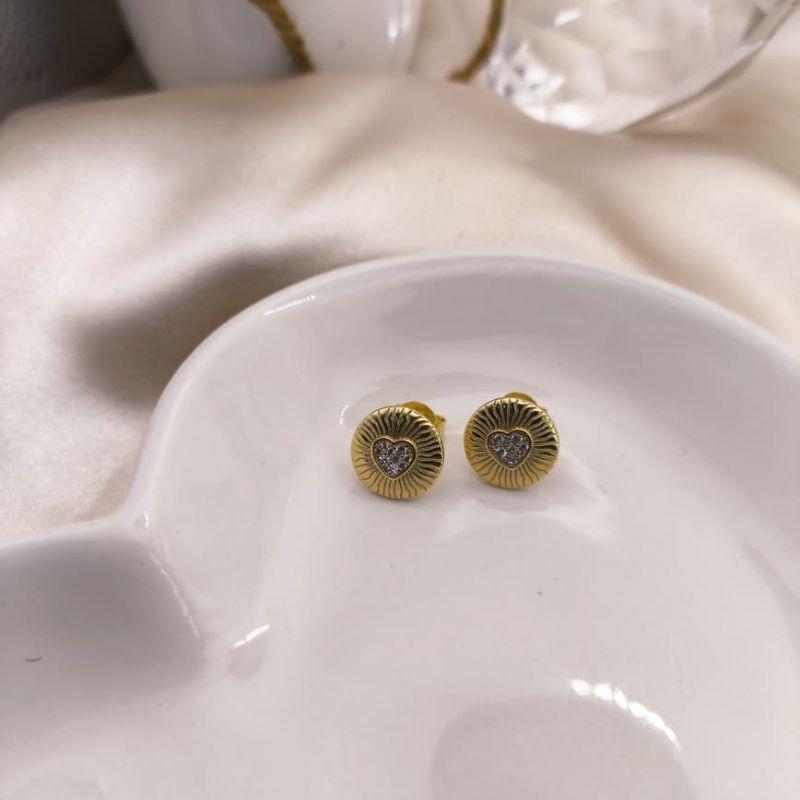 BRINCO REDONDO LISTRADO COM CORAÇÃO EM DORMA DE PEDRA NO MEIO DE ZIRCONIA