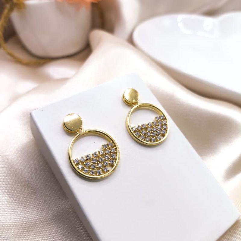 BRINCO REDONDO METADE CRAVEJADO EM MICRO ZIRCONIAS VAZADAS E METADE VAZADA LIGADO A OUTRO CIRCULO LISO