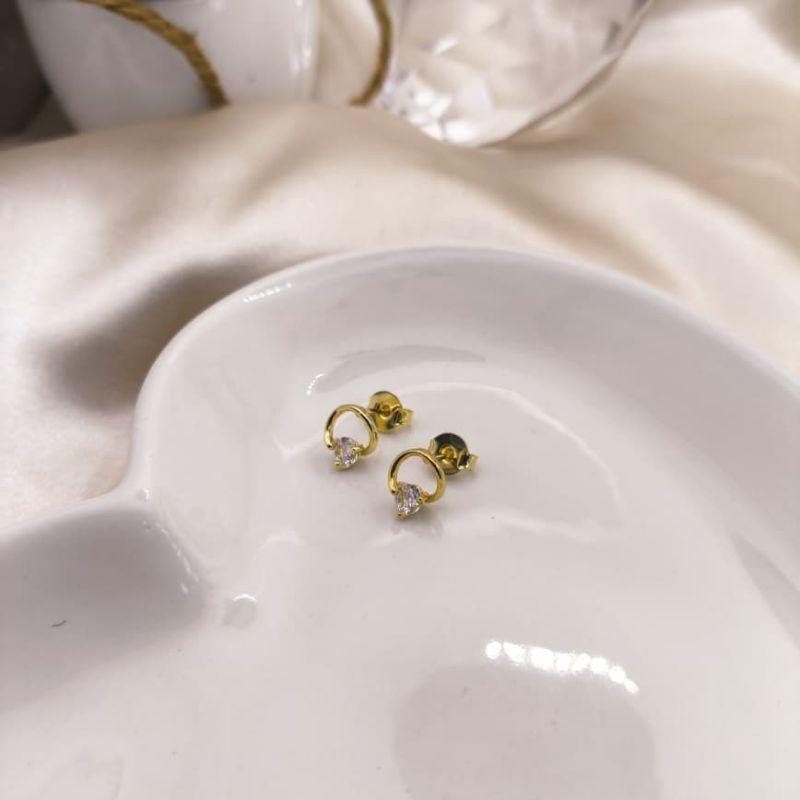 BRINCO REDONDO VAZADO LISO COM PEDRA DE ZIRCONIA NA PARTE DE CIMA