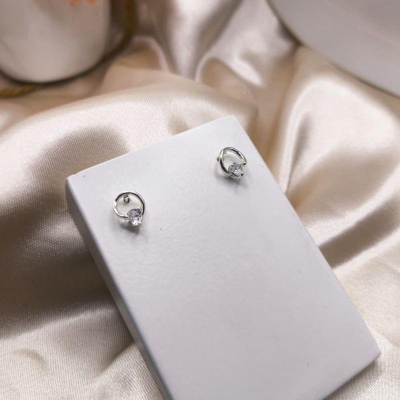 BRINCO REDONDO VAZADO LISO COM PEDRA DE ZIRCONIA NA PARTE DE CIMA