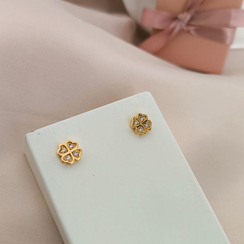 BRINCO TREVO DE 4 FOLHAS COM PEDRAS EM MICRO ZIRCONIA