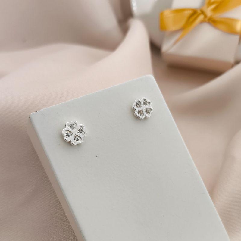 BRINCO TREVO DE 4 FOLHAS COM PEDRAS EM MICRO ZIRCONIA