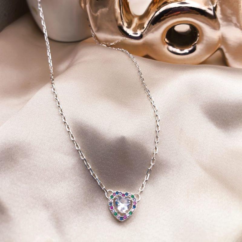 CHOKER CARTIER COM POINGENTE DE CORAÇÃO CRAVEJADO EM MICRO ZIRCONIA COLORIDAS E PEDRA DE CORAÇÃO NO MEIO