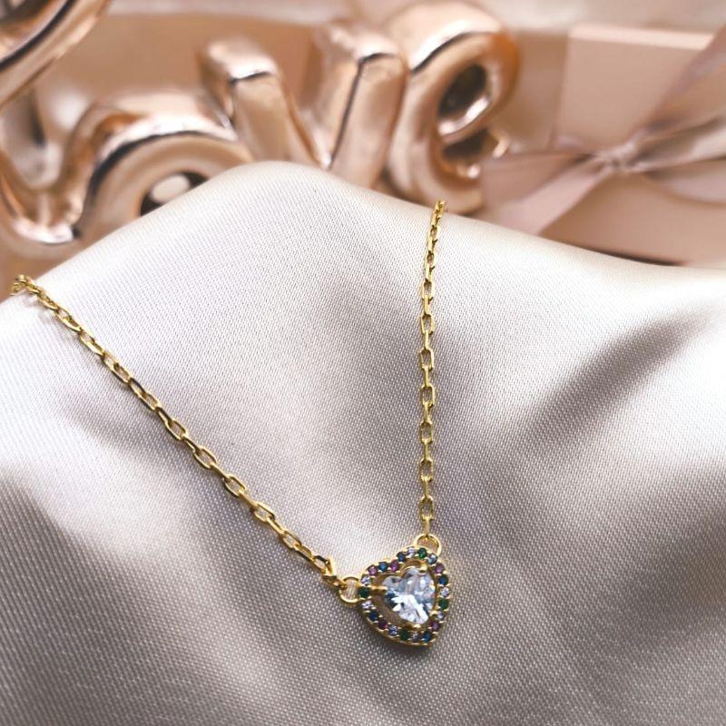 CHOKER CARTIER COM POINGENTE DE CORAÇÃO CRAVEJADO EM MICRO ZIRCONIA COLORIDAS E PEDRA DE CORAÇÃO NO MEIO
