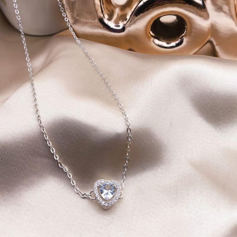 CHOKER CARTIER COM POINGENTE DE CORAÇÃO CRAVEJADO EM MICRO ZIRCONIA E PEDRA DE CORAÇÃO NO MEIO