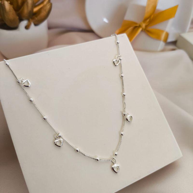 CHOKER COM MINI ESFERAS E 5 PEDRAS DE CORAÇÕES EM ZIRCONIA