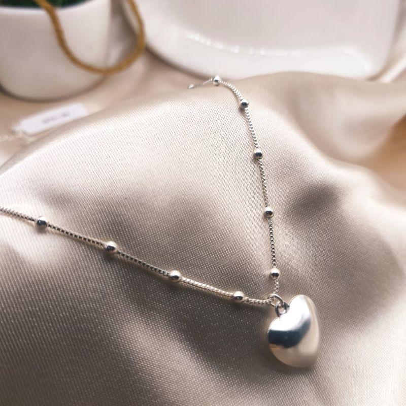 CHOKER COM MINI ESFERAS SEPARADAS E PINGENTE DE CORAÇÃO BOLEADO