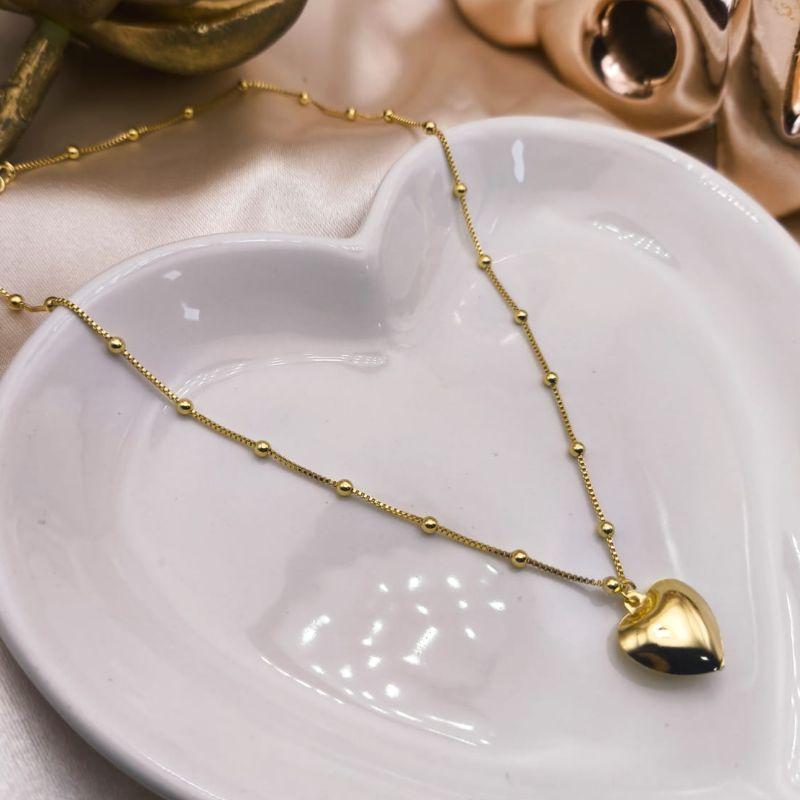 CHOKER COM MINI ESFERAS SEPARADAS E PINGENTE DE CORAÇÃO BOLEADO