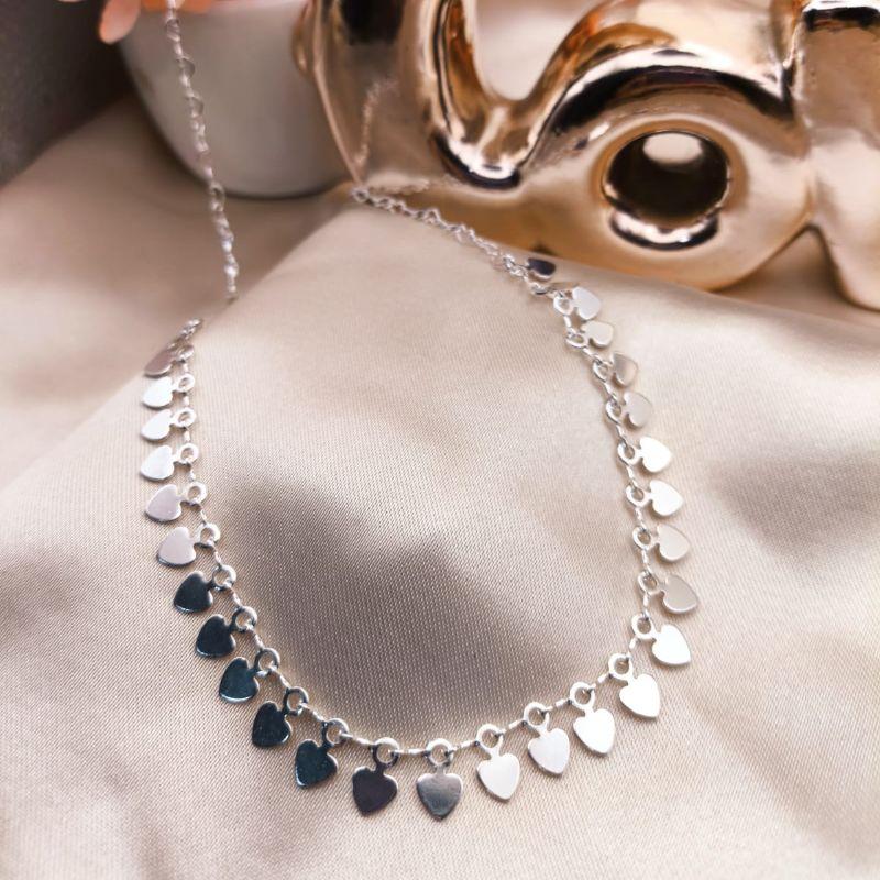 CHOKER COM PLASCAS DE CORAÇÕES PEDURADAS E CORRENTE EM CORAÇÕES ENTRELAÇADOS