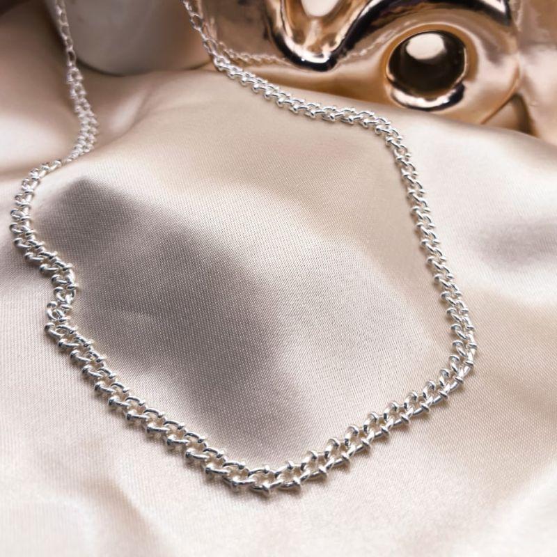 CHOKER ESTILO NO CORDA COM CIRCULOS NAS LATERAIS