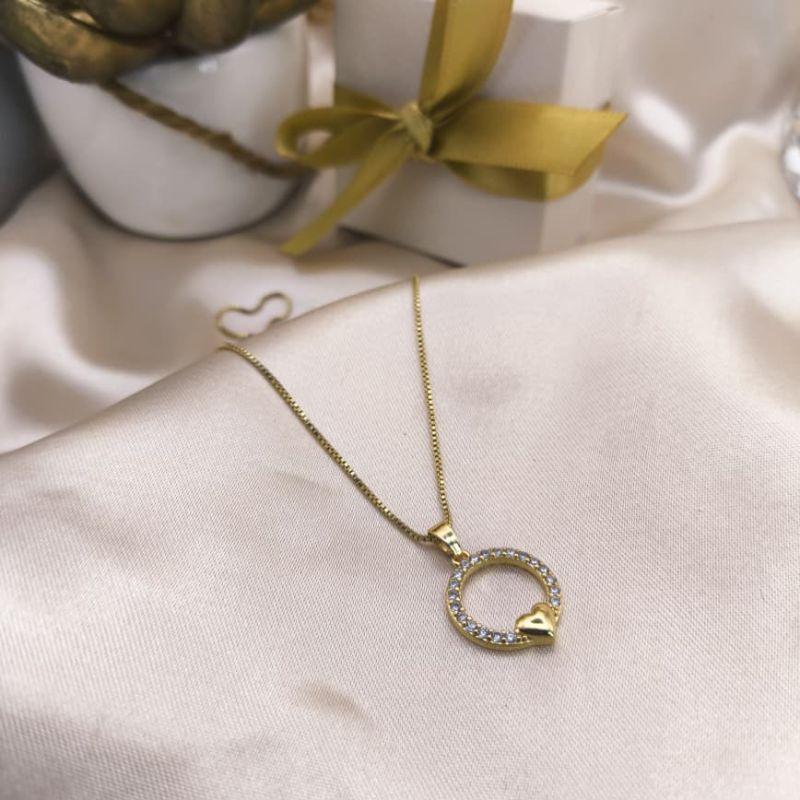 COLAR CIRCULO CRAVEJADO EM MICRO ZIRCONIA E CORAÇÃO EMBAIXO BOLEADO