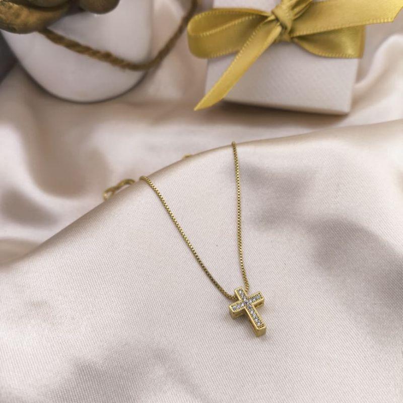 COLAR COM CRUZ PEQUENA CRAVEJADO EM MICRO ZIRCONIA
