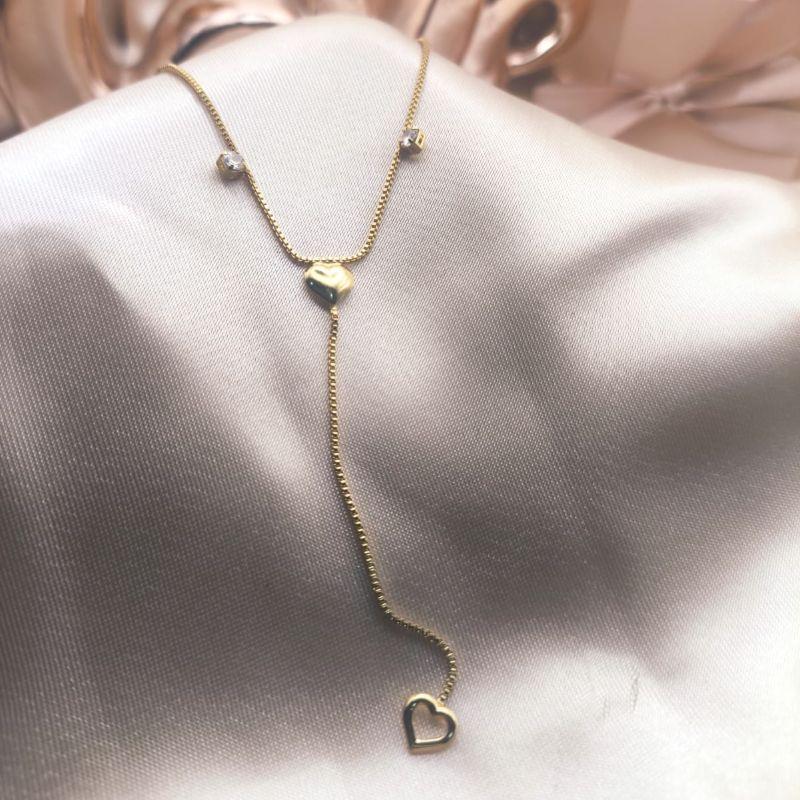 COLAR ESTILO GRAVATINHA COM 2 PONTOS DE LUZ E CORAÇÃO PENDURADO VAZADO LISOS