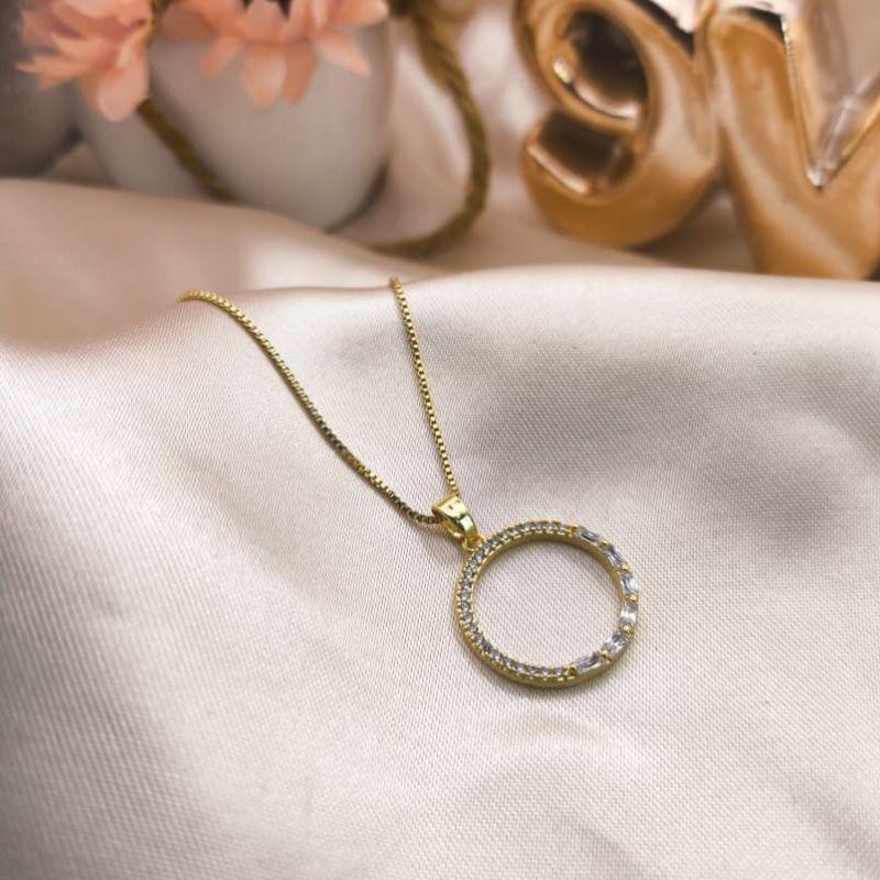 COLAR CIRCULO METADE CRAVEJADO EM MICRO ZIRCONIA E METADE CRAVEJADO EM ZIRCONIA RETANGULAR