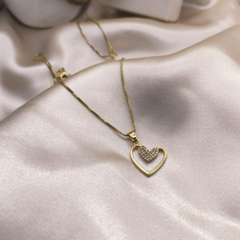 COLAR COM 2 CORAÇÕES UM DENTRO DO OUTRO LISO E CRAVEJADO EM MICRO ZIRCONIA