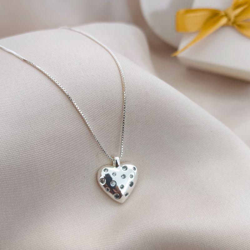 COLAR COM CORAÇÃO E PEDRAS DE ZIRCONIA SEPAREDAS