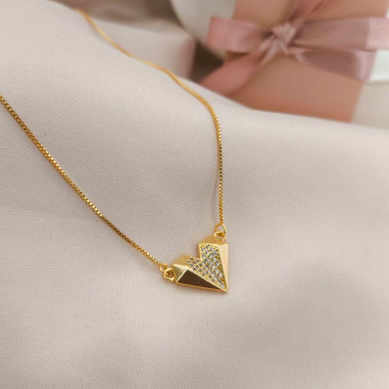 COLAR COM CORAÇÃO EM FORMATO TRIANGULAR CRAVEJADO EM MICRO ZIRCONIA NO MEIO