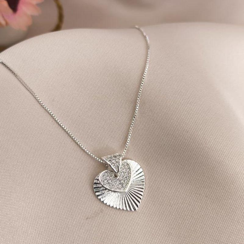 COLAR COM CORAÇÃO LISTRADO E CORAÇÃO NO MEIO CRAVEJADO EM MICRO ZIRCONIA