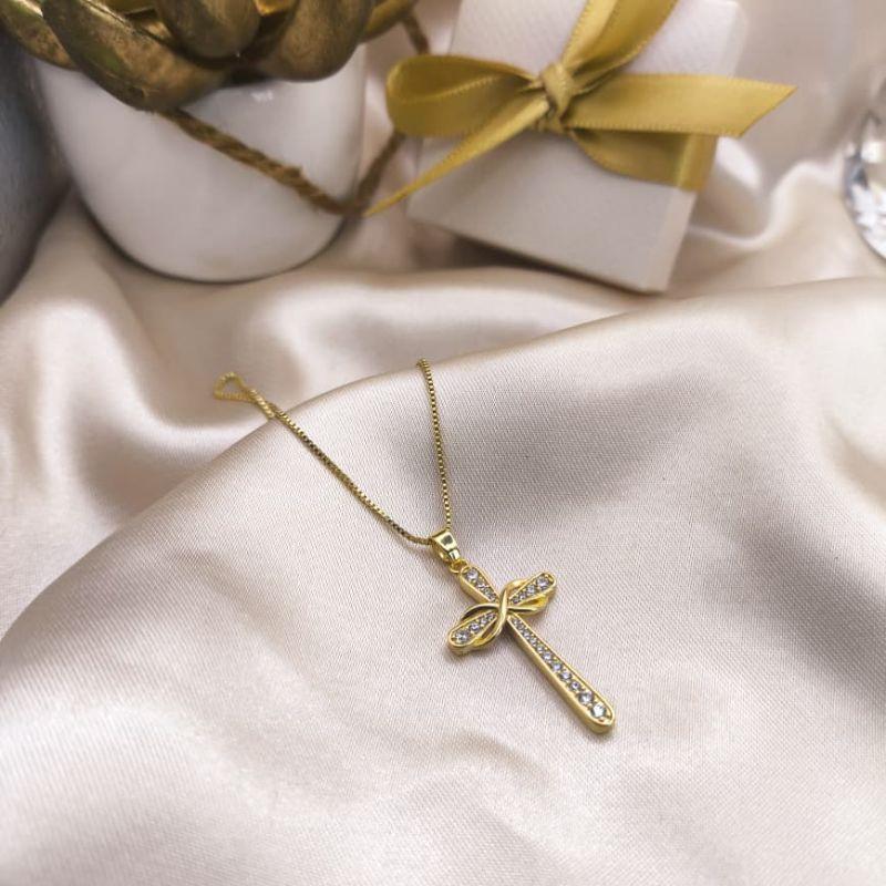 COLAR COM CRUZ CRAVEJADO EM MICRO ZIRCONIA E INFINITO ENTRELAÇANDO LISO