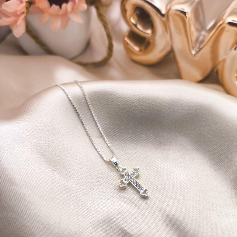 COLAR COM CRUZ CRAVEJADO EM MICRO ZIRCONIA E VAZADA NAS PONTAS
